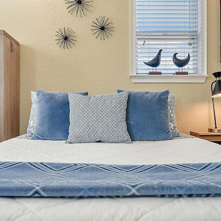 Retro Retreat In Dtsp - Explore The Downtown Area St. Petersburg Exteriör bild
